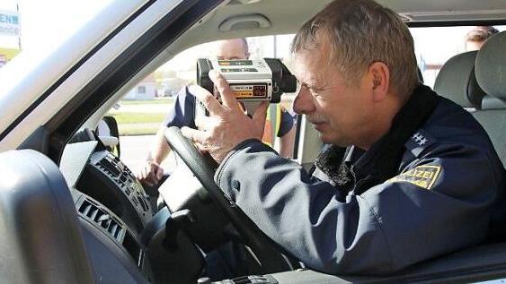 Hauptkommissar Dieter Endres hat mit der Laserpistole die Geschwindigkeit kontrolliert. Foto: Alexander Hartmann