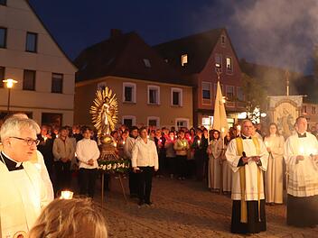 Frauen trugen die geschmückte Marienstatue durch die Innenstadt.Johanna Blum