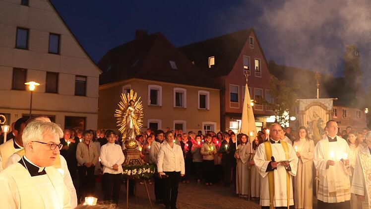 Frauen trugen die geschmückte Marienstatue durch die Innenstadt.Johanna Blum