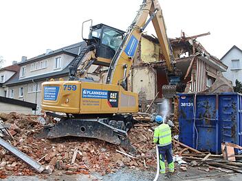 Das Gebäude Fritz-Hornschuch-Platz 2 in Mainleus wird abgerissen. Foto: Jürgen Gärtner