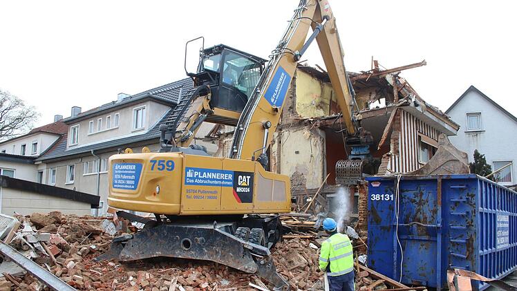 Das Gebäude Fritz-Hornschuch-Platz 2 in Mainleus wird abgerissen. Foto: Jürgen Gärtner