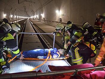 Ein spezieller Wagen, der auf die Schienen passt erleichtert die Rettung. Fotos: Rainer Lutz