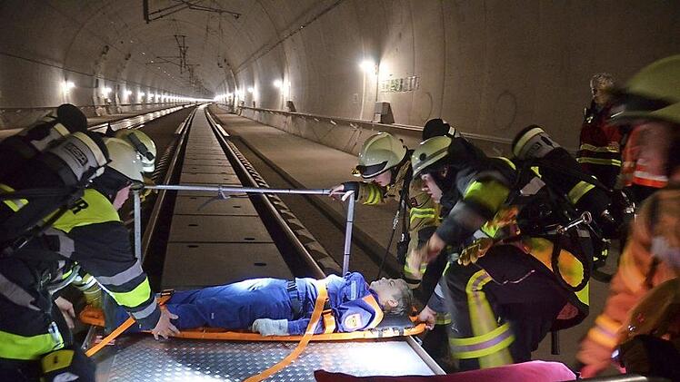 Ein spezieller Wagen, der auf die Schienen passt erleichtert die Rettung. Fotos: Rainer Lutz