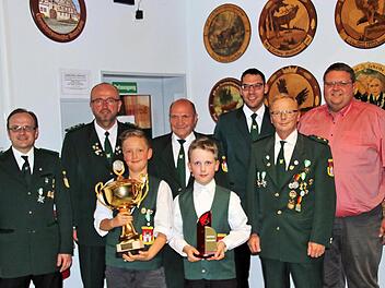 Ehrungen beim Preisschießen: Sportleiter Patrick Lumpe, Schützenmeister  Klaus Brückner, Max Brückner, Reiner Henneberger, Lukas Weber, Lukas  Hammer, zweiter Schützenmeister Roland Dömling und der zweite Bürgermeister  Andreas Trägner.