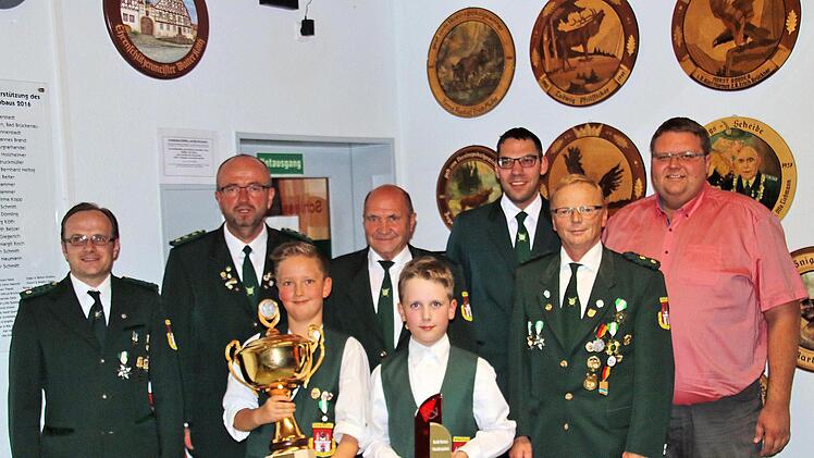 Ehrungen beim Preisschießen: Sportleiter Patrick Lumpe, Schützenmeister  Klaus Brückner, Max Brückner, Reiner Henneberger, Lukas Weber, Lukas  Hammer, zweiter Schützenmeister Roland Dömling und der zweite Bürgermeister  Andreas Trägner.