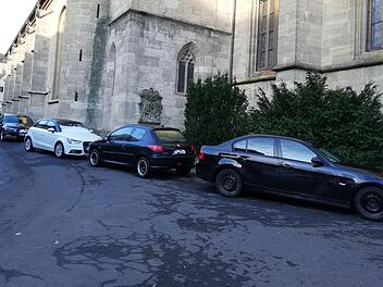 Der Kirchplatz wird zunehmend als Parkplatz genutzt. Foto: Heike Beudert