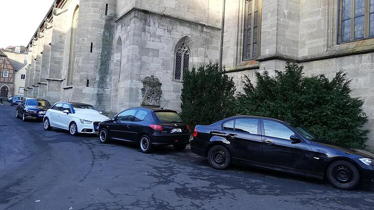 Der Kirchplatz wird zunehmend als Parkplatz genutzt. Foto: Heike Beudert