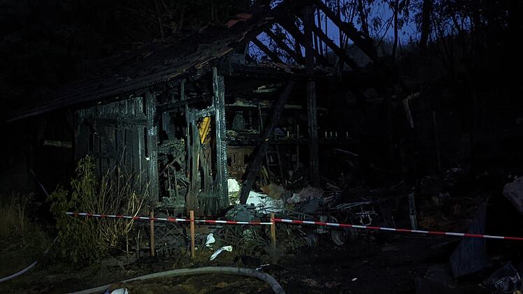 Brand auf landwirtschaftlichen Anwesen: Zwei St&auml;lle stehen in Vollbrand