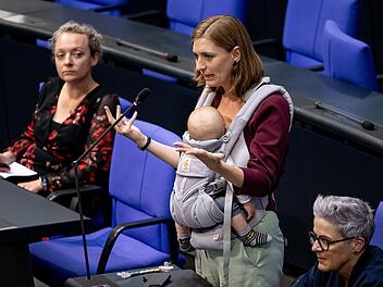 Mit Baby am Redepult – Abgeordnete schreibt Geschichte