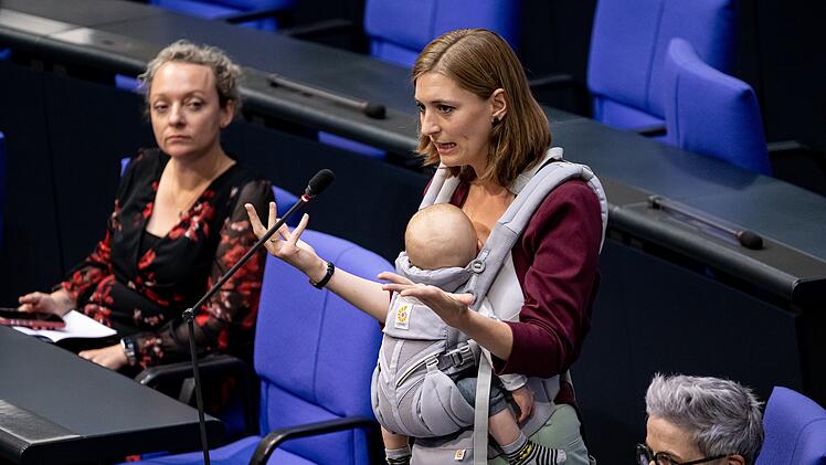 Mit Baby am Redepult – Abgeordnete schreibt Geschichte