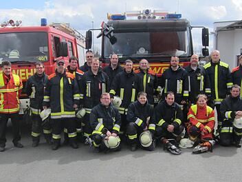 Kreisbrandmeister Jochen Bauer (links) zeigte den Feuerwehrleuten in Theorie und Praxis, wie verunglückten Autofahrern zu helfen. Foto: p