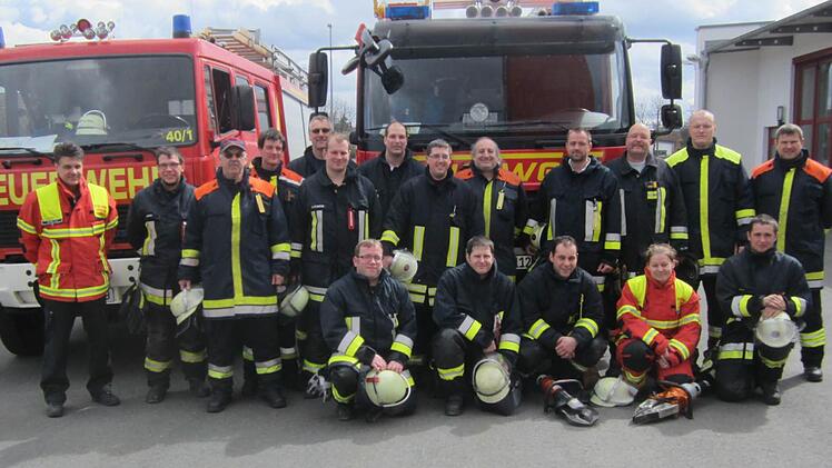 Kreisbrandmeister Jochen Bauer (links) zeigte den Feuerwehrleuten in Theorie und Praxis, wie verunglückten Autofahrern zu helfen. Foto: p