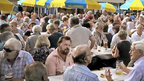 Die Vertreter von 21 Verbänden, Vereinen und Initiativen verbrachten einen gemütlichen Abend auf der Sommerkerwa. Foto: RK