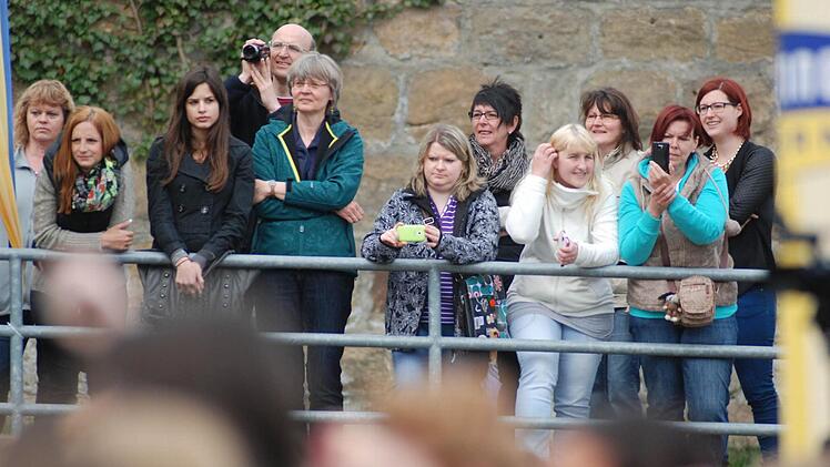 Viele Zaungäste verfolgten mit ihren Kinder das 30-minütige Konzert.