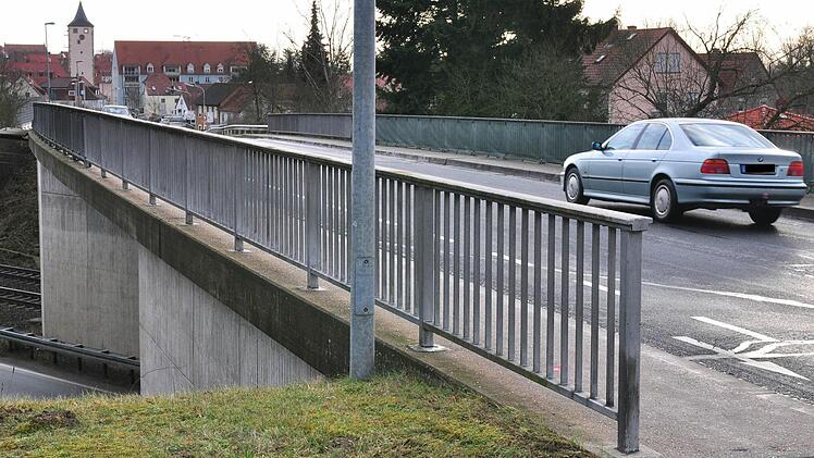 Die Brücken über die Nordtangente und die Bahnlinie in Haßfurt sollen vom 22. Juni bis 26. September saniert werden und dabei halbseitig befahrbar sein. Foto: Ulrike Langer