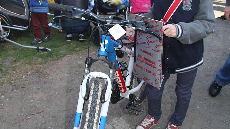 Sekunden nach der Öffnung hatte Mila Schoberth (11) schon ihr Traumrad. Foto: Sonja Adam