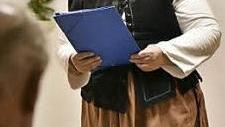 Mit dem Gedicht, in dem Sauerkraut als Lametta herhalten musste, brachte Heidi Burkard die Zuhörer zum Schmunzeln. Foto: sn