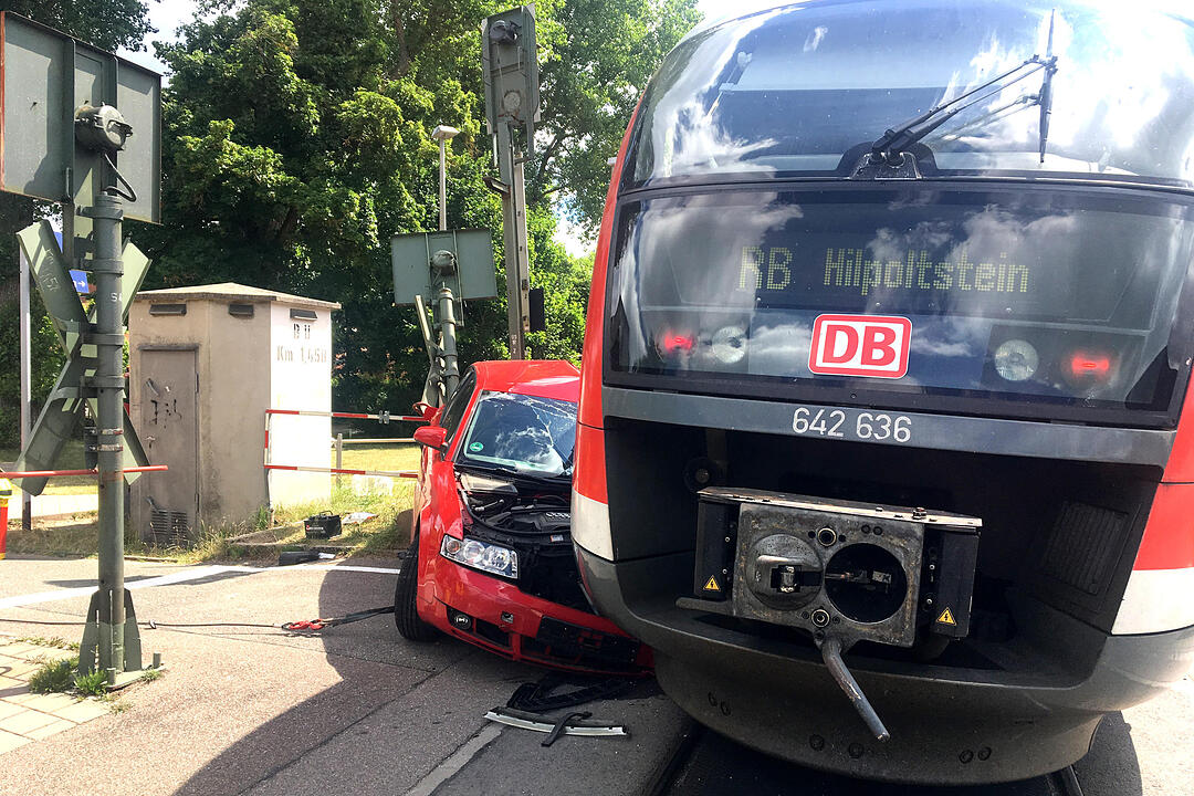 Auto fährt in Roth trotz Warnzeichen auf Gleise und wird von Zug erfasst