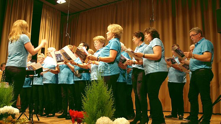 Der Gesangverein Cäcilia Wallenfels war auch in diesem Jahr zusammen mit der Wallenfelser Blasmusik Gastgeber des Liederabends.Fotos: Susanne Deuerling
