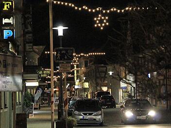 Schon im nächsten Jahr soll eine neue Weihnachtsbeleuchtung die Höchstadter Hauptstraße schmücken. Fotos: Christian Bauriedel (oben)/Evi Seeger (unten)