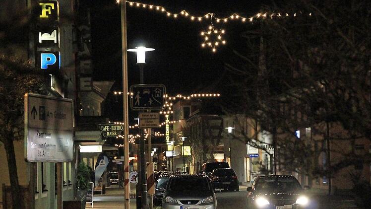 Schon im nächsten Jahr soll eine neue Weihnachtsbeleuchtung die Höchstadter Hauptstraße schmücken. Fotos: Christian Bauriedel (oben)/Evi Seeger (unten)