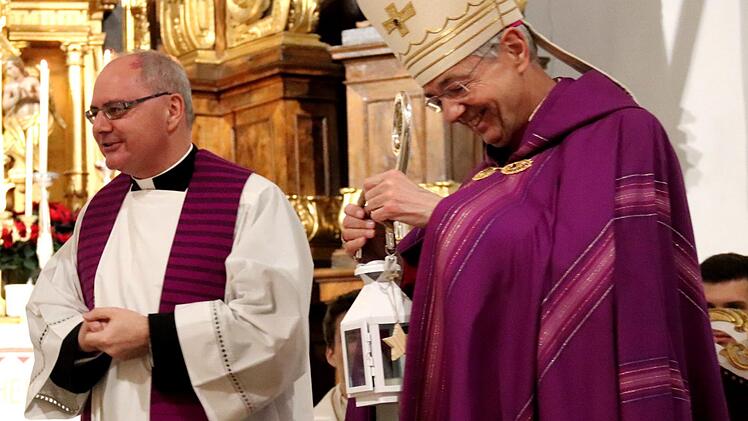 Ludwig Schick freut sich über sein Geschenk.