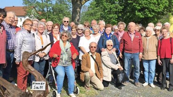 Das Bild zeigt die SPD-Seniorengruppe am Wurzelmuseum in Tremmersdorf. Foto: privat
