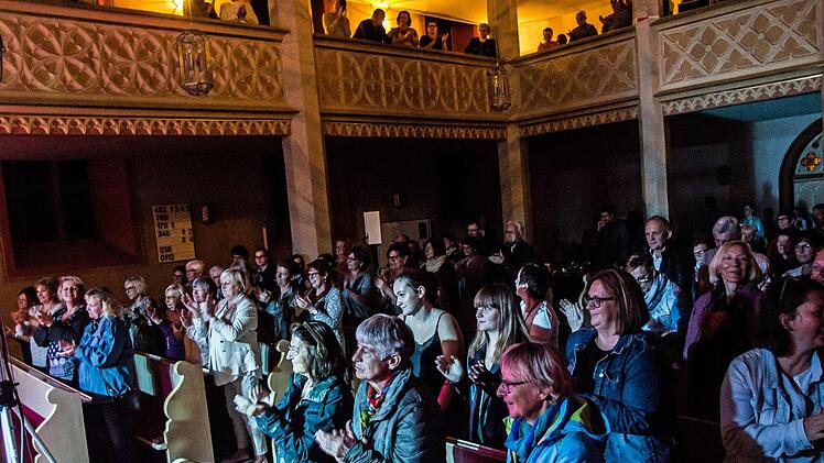 Mitreißender Auftritt vor zahlreichen Zuhörern: "Gospelrock und Band"  aus Erfurt unter Leitung von Oliver Debus  beim Gastspiel in St. Georg in Neustadt.Foto: Jochen Berger