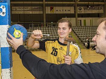 Jan Gorr, Trainer des Handball-Zweitliga-Tabellenführers HSC 2000 Coburg (rechts), und Rückraumspieler Jakob Knauer präsentieren die Sportfloskel für Adventskalendertürchen 7.  Foto: Hagen Lehmann