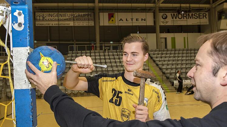 Jan Gorr, Trainer des Handball-Zweitliga-Tabellenführers HSC 2000 Coburg (rechts), und Rückraumspieler Jakob Knauer präsentieren die Sportfloskel für Adventskalendertürchen 7.  Foto: Hagen Lehmann