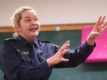 Starker Auftritt: In der Rolle der Polizistin Hannah Stein  betreibt Friedericke Pasch Aufklärungsarbeit im Klassenzeit - Aufklärungsarbeit zum Thema Mobbing einer Mitschülerin im Internet.Foto: Henning Rosenbusch