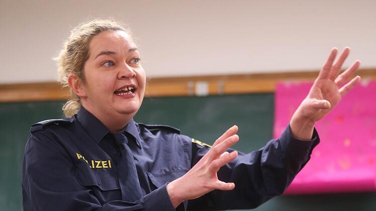 Starker Auftritt: In der Rolle der Polizistin Hannah Stein  betreibt Friedericke Pasch Aufklärungsarbeit im Klassenzeit - Aufklärungsarbeit zum Thema Mobbing einer Mitschülerin im Internet.Foto: Henning Rosenbusch