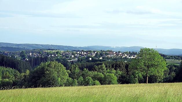 Diesen wunderbaren Ausblick auf Nordhalben bietet der Wiesen-Panorama-Weg.  Fotos: Heike Sch&uuml;lein