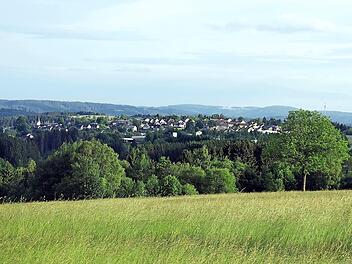 Diesen wunderbaren Ausblick auf Nordhalben bietet der Wiesen-Panorama-Weg.  Fotos: Heike Schülein