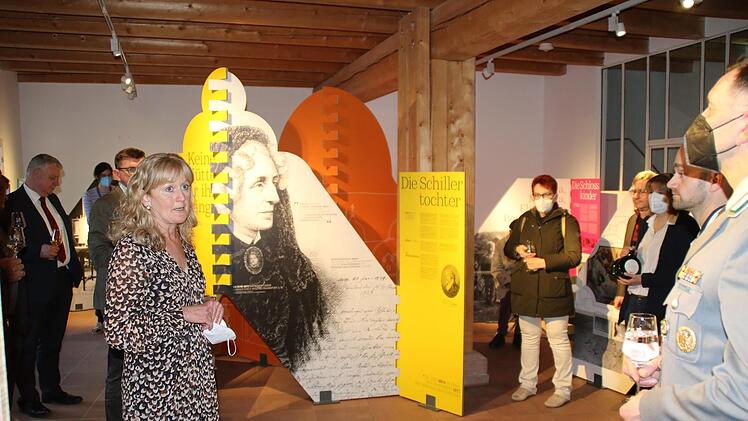 Museumsleiterin Elfriede Böck im Gespräch mit Besuchern.