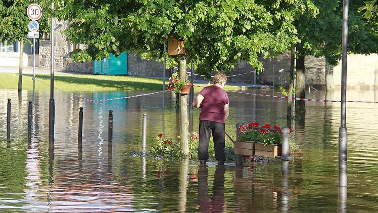Land unter auf dem Parkplatz Gries in Haßfurt: Hier weichen wie überall in den Orten am Main die Fluten zurück.  Foto: René Ruprecht