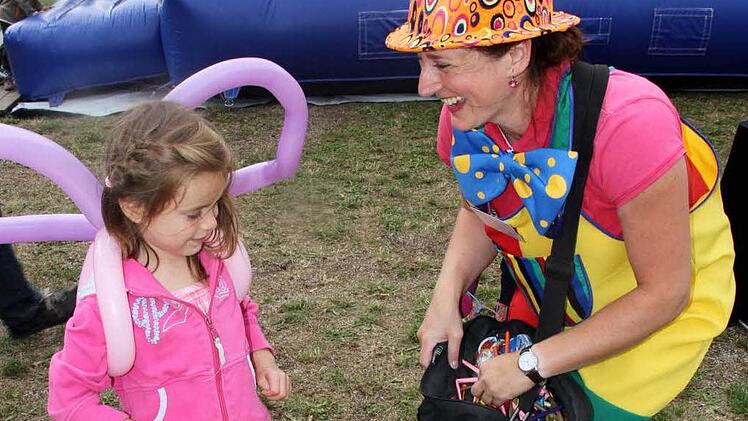Der Ballonclown Tini versorgte die Kinder mit bunten Ballons - und sammelte ebenfalls Spenden.