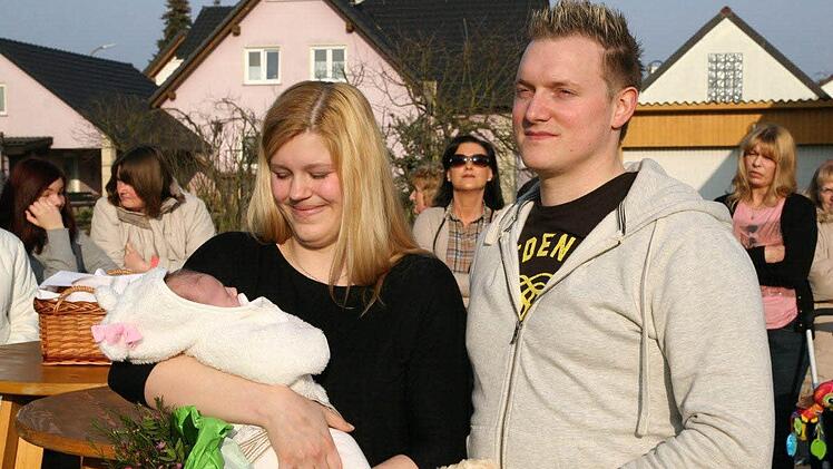 Sarah und ihre glücklichen Eltern. Foto: Baier