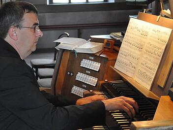Wenn Kirchenmusikdirektor Jörg Wöltche am Manual der Steinmeyer-Orgel sitzt, ist er in seinem Element - nichts kann ihn stören.  Foto: Peter Klopf