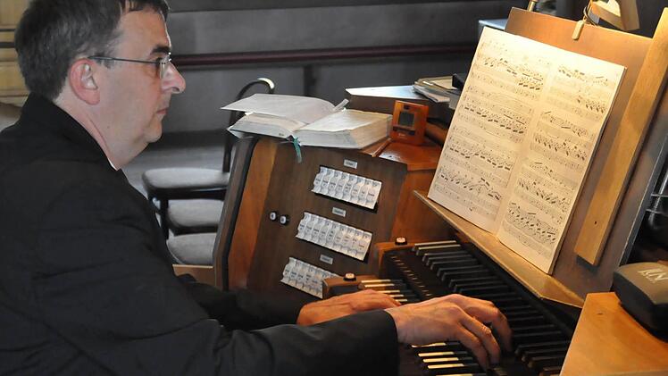 Wenn Kirchenmusikdirektor Jörg Wöltche am Manual der Steinmeyer-Orgel sitzt, ist er in seinem Element - nichts kann ihn stören.  Foto: Peter Klopf