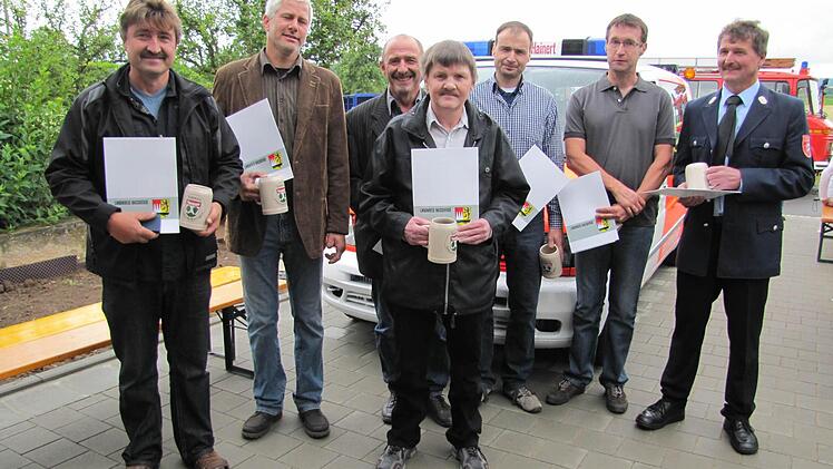 Die für 25 Dienstjahre Geehrten von der Hainerter Feuerwehr (von links): Klaus Seelmann, Alexander Böhner, Günther Schwemmlein, Stefan Weinig, Michael Böhner, Peter Müller und Robert Finster. Foto: Leo Maag