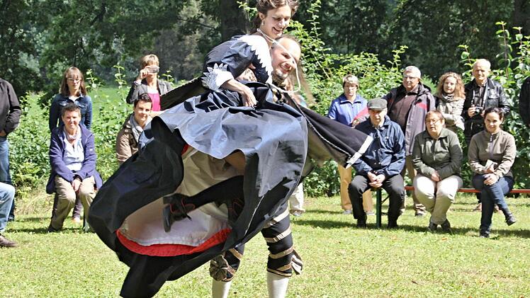 Nicht nur anmutige Tänze, sondern auch schwungvolle wurden im Schlosspark dargeboten.