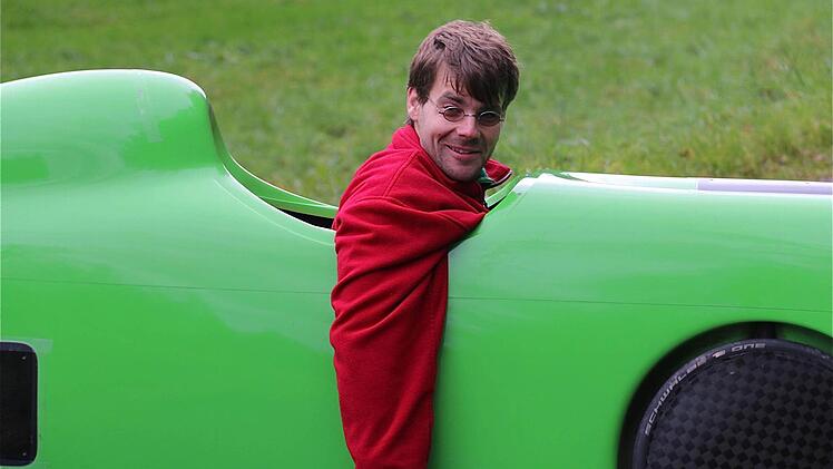 Velomobil-Konstrukteur Daniel Fenn mit seinem neuesten Modell.