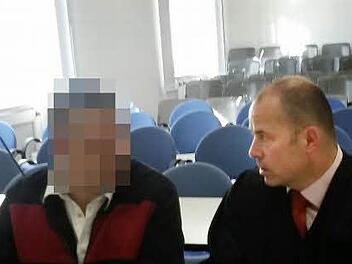 Rechtsanwalt Thomas Drehsen und sein Mandant im Gerichtssaal Foto: jb