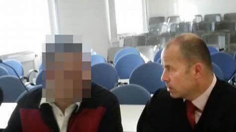 Rechtsanwalt Thomas Drehsen und sein Mandant im Gerichtssaal Foto: jb