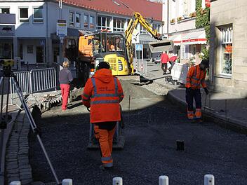 Die Spurrillen im Pflaster der Spitalstraße in Kronach werden beseitigt.  Foto: Friedwald Schedel