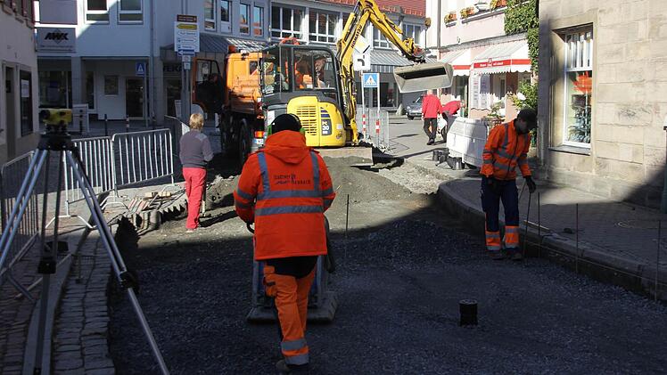 Die Spurrillen im Pflaster der Spitalstraße in Kronach werden beseitigt.  Foto: Friedwald Schedel
