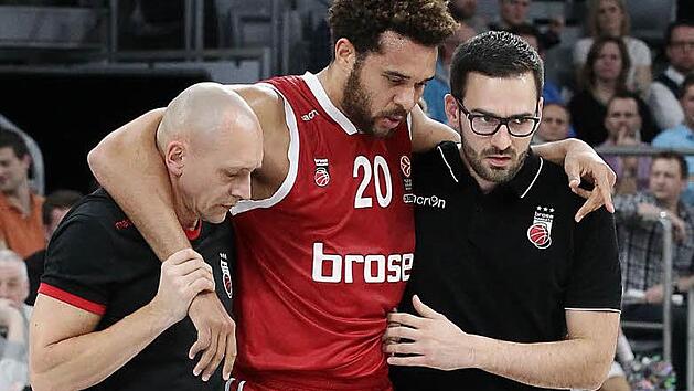 Verletzung? Dr. Dr. Andreas F&ouml;rst (l.) und Physiotherapeut Heiko Pfister sind - wie hier im Fall von Elias Harris kurz vor Weihnachten beim 86:54 gegen Sassari - sofort zur Stelle. Fotos: sportpress/Archiv