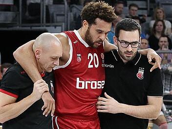 Verletzung? Dr. Dr. Andreas Först (l.) und Physiotherapeut Heiko Pfister sind - wie hier im Fall von Elias Harris kurz vor Weihnachten beim 86:54 gegen Sassari - sofort zur Stelle. Fotos: sportpress/Archiv