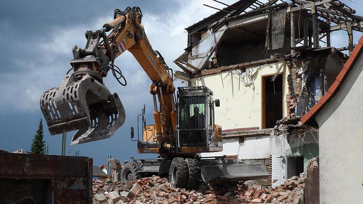 Binnen kurzer Zeit war die Ruine noch ein Haufen Steine und Balken. Foto: Matthias Höher